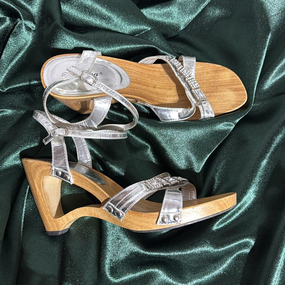 NWOT Silver Rhinestone Strap Sandals w Open 4” Wooden Heels-Chloe by Geena Sz 9